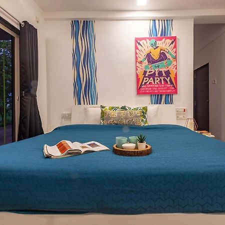 Stayvista'S Vine & Splash - Riverside Villa With An Infinity Pool And Indoor Games 카르자트 외부 사진