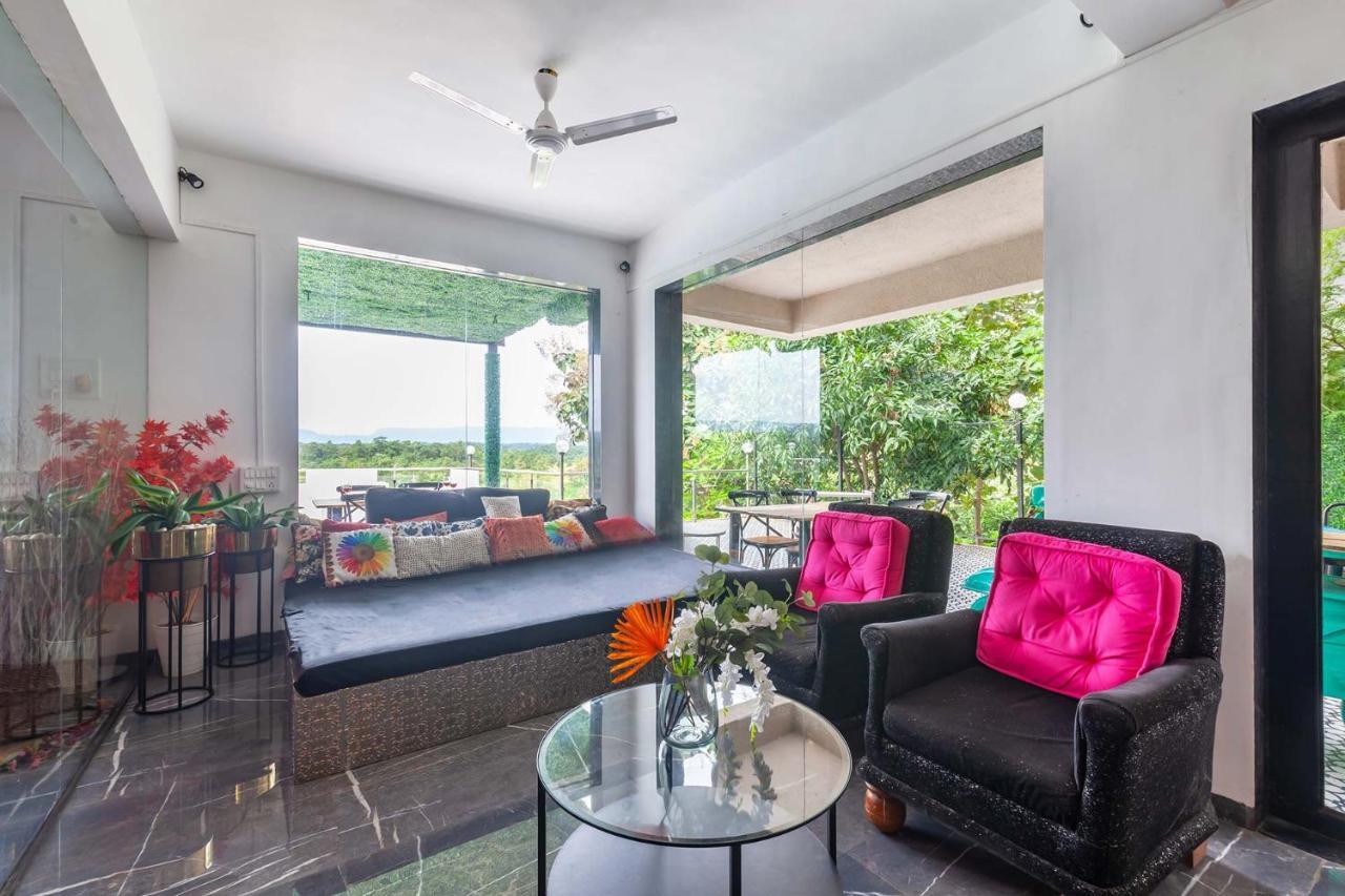 Stayvista'S Vine & Splash - Riverside Villa With An Infinity Pool And Indoor Games 카르자트 외부 사진