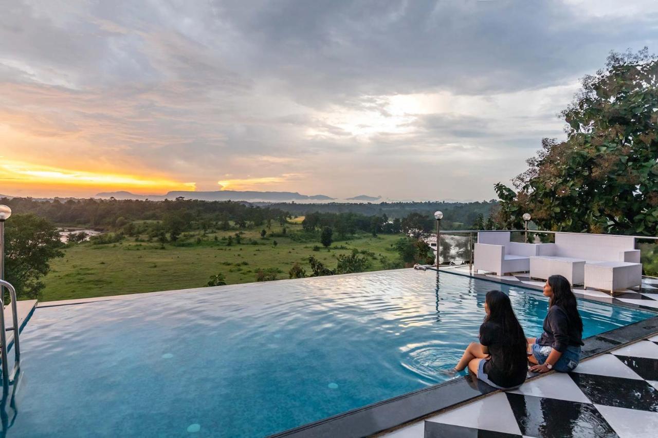 Stayvista'S Vine & Splash - Riverside Villa With An Infinity Pool And Indoor Games 카르자트 외부 사진