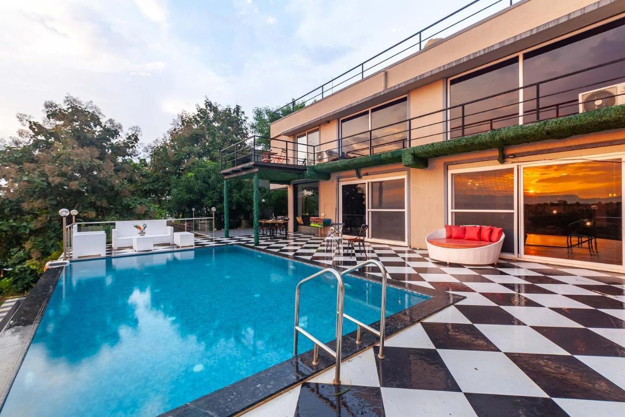 Stayvista'S Vine & Splash - Riverside Villa With An Infinity Pool And Indoor Games 카르자트 외부 사진