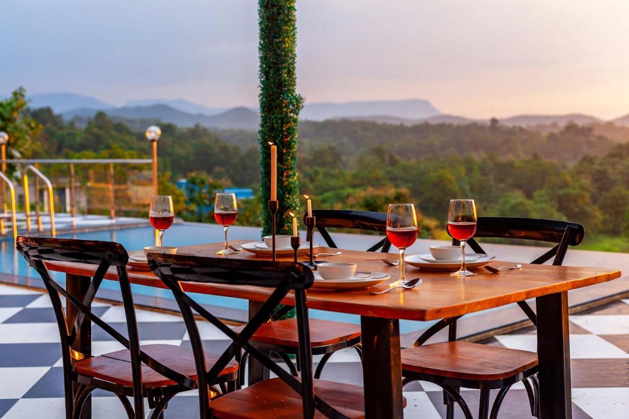 Stayvista'S Vine & Splash - Riverside Villa With An Infinity Pool And Indoor Games 카르자트 외부 사진
