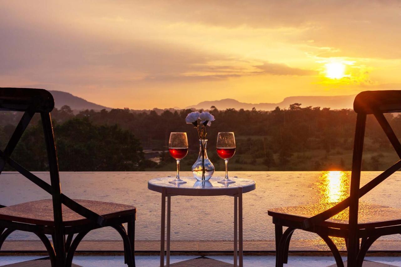 Stayvista'S Vine & Splash - Riverside Villa With An Infinity Pool And Indoor Games 카르자트 외부 사진