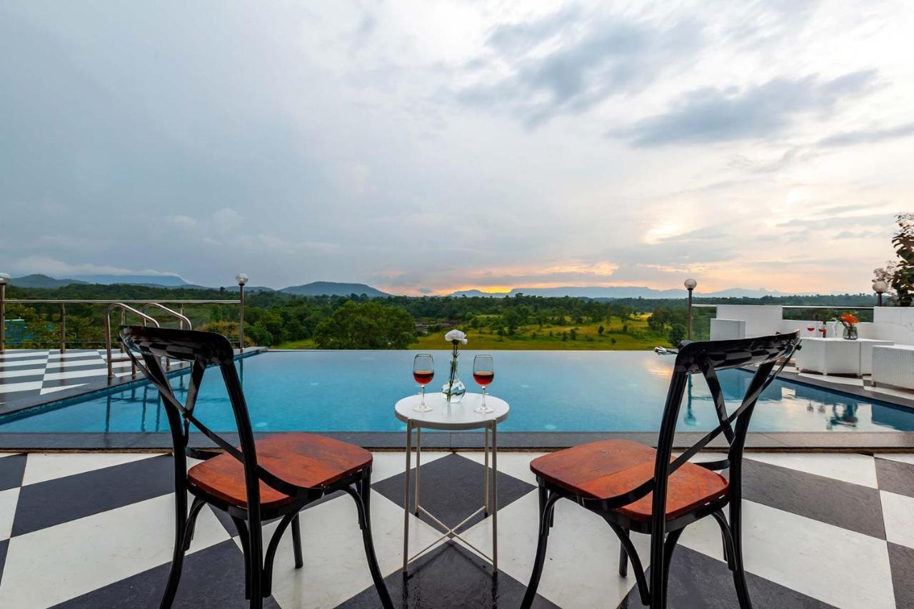 Stayvista'S Vine & Splash - Riverside Villa With An Infinity Pool And Indoor Games 카르자트 외부 사진