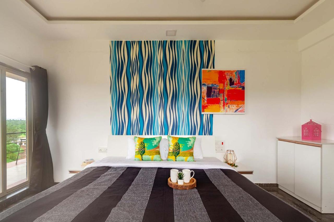 Stayvista'S Vine & Splash - Riverside Villa With An Infinity Pool And Indoor Games 카르자트 외부 사진