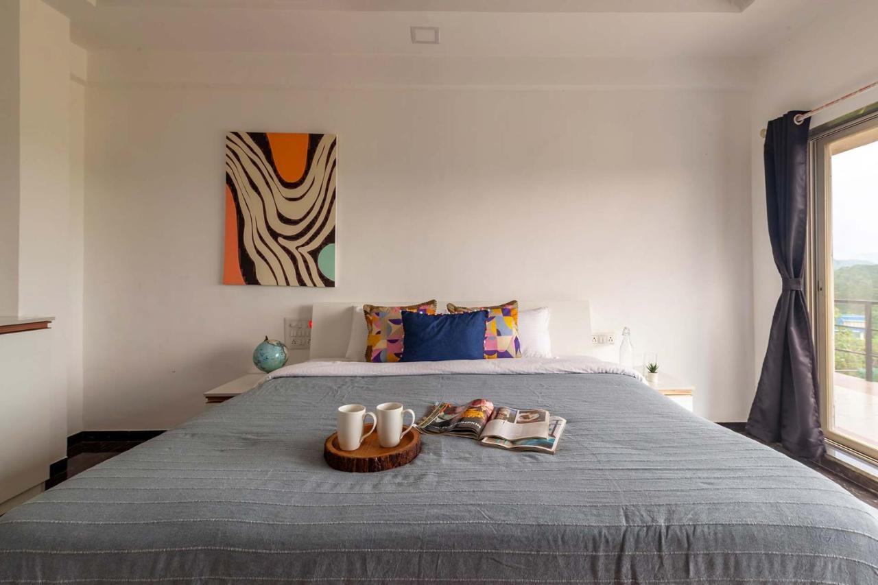 Stayvista'S Vine & Splash - Riverside Villa With An Infinity Pool And Indoor Games 카르자트 외부 사진