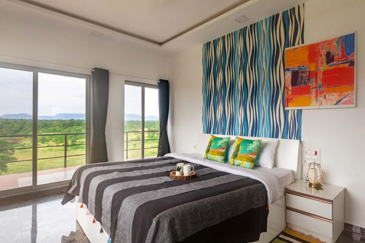Stayvista'S Vine & Splash - Riverside Villa With An Infinity Pool And Indoor Games 카르자트 외부 사진