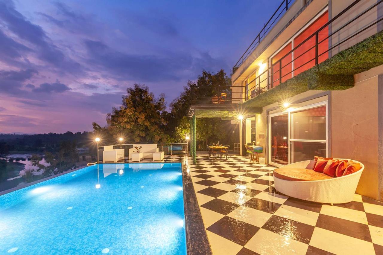 Stayvista'S Vine & Splash - Riverside Villa With An Infinity Pool And Indoor Games 카르자트 외부 사진