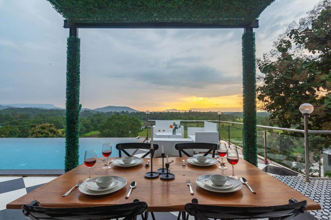 Stayvista'S Vine & Splash - Riverside Villa With An Infinity Pool And Indoor Games 카르자트 외부 사진