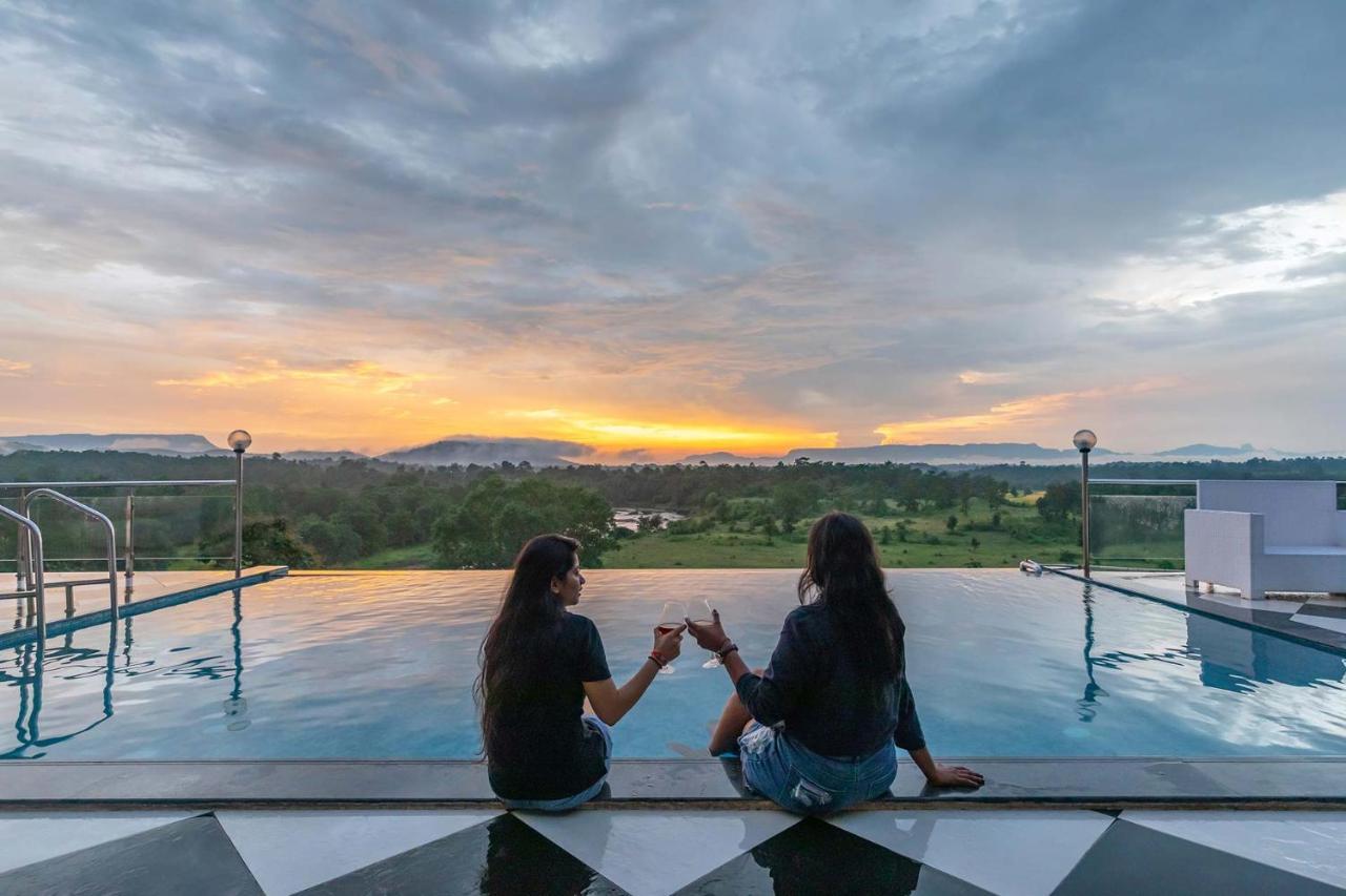 Stayvista'S Vine & Splash - Riverside Villa With An Infinity Pool And Indoor Games 카르자트 외부 사진